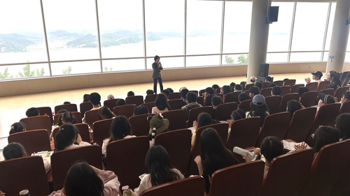 김포나진초등학교 학생들 애기봉평화생태공원 조강전망대에서 북녘땅 조망