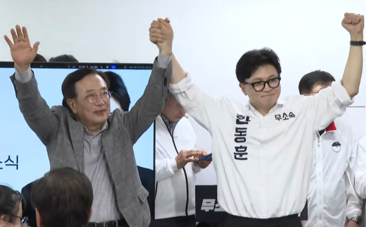 10일 부산 북구 덕천동 한진빌딩에서 열린 한동훈 무소속 후보의 선거사무소 개소식에서 참석자들이 포즈를 취하고 있다. 한동훈 무소속 부산 북갑 국
