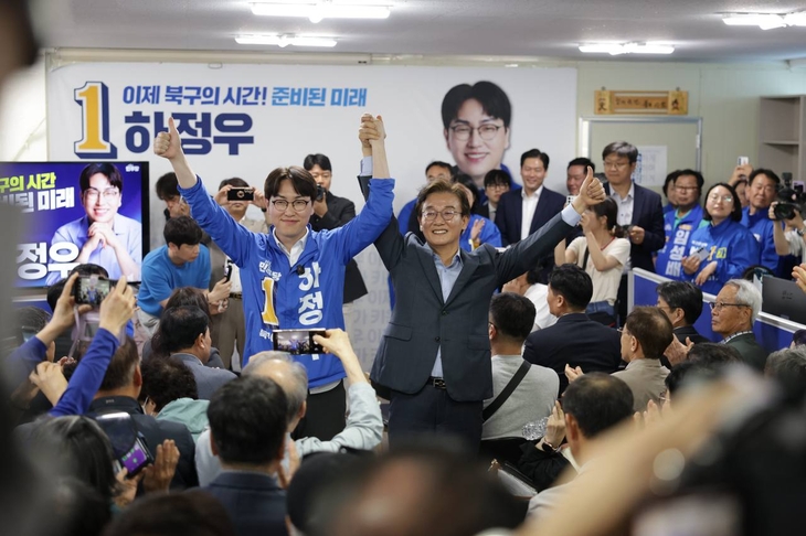 민주당 전재수 부산시장은 10일 같은 하정우 후보 선거사무소 개소식에서 “청와대에서 제일 일 잘하는 사람, 제일 품성 좋은 사람이라는 말을 정말 많