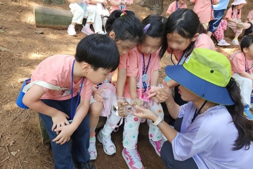 부천시 유아숲체험 프로그램에 참여한 아이들 곤충 관찰하며 자연 체험
