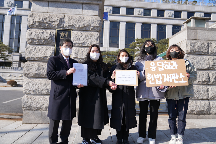 지난 2022년 2월 16일 서울 종로구 헌법재판소 앞에서 김보림 청소년기후행동 활동가(왼쪽 두 번째)와 변호사, 활동가들이 탄소중립기본법에 대한 추가