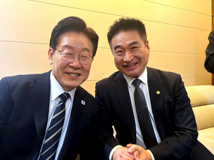 2일 이재명 대통령 추가경정예산안 국회 시정연설 현장에서 최혁진 의원과 이재명 대통령.