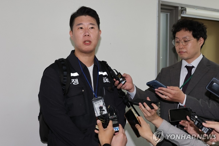 최승호 초기업노조 삼성전자지부 위원장이 12일 세종시 정부세종청사 중앙노동위원회에서 열린 2차 사후조정회의에 참석하며 취재진 질문에 답하고 