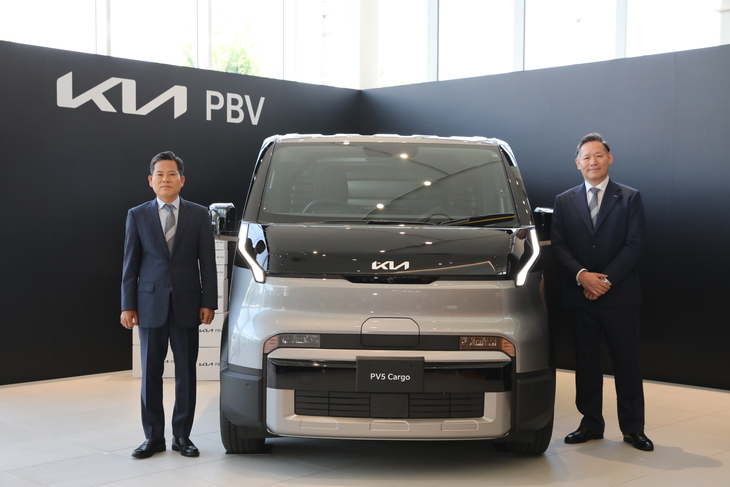 지난 13일 일본 도쿄 기아 PBV 재팬 도쿄니시 직영점에서 열린 'PV5 일본 시장 공식 출시 행사'에서 김상대 기아 PBV비즈니스사업부장 부사장(왼쪽), 타