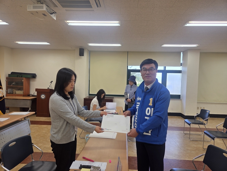 이기만 군위군수 후보 등록