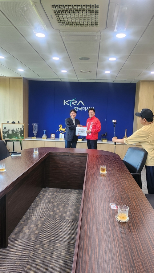 전진선 국민의힘 양평군수 후보 15일 한국마사회 회장에게 '렛츠런파크 양평(경마테마공원)' 유치 정책 제안서 전달