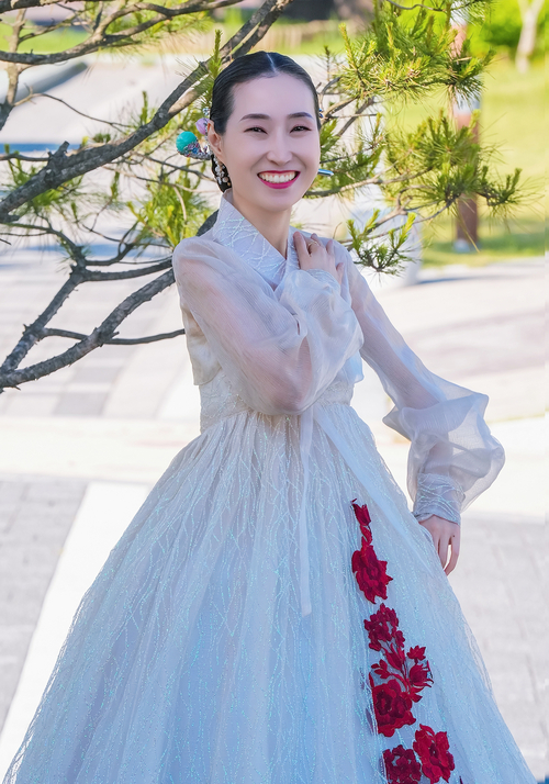전통 한복의 단아함과 무대 표현력 조화…교육·문화예술 활동 병행하며 시니어 모델로 활약