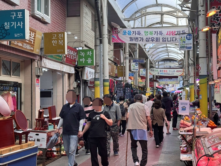 15일 오후 구포시장 3길 일대가 시민들로 북적이는 모습이다