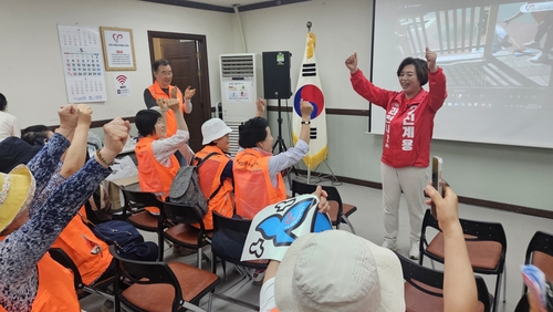 신계용 국민의힘 과천시장 후보 16일 과천시자원봉사센터 가족봉사단과 함께 환경정화활동 캠페인 참여