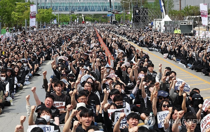 삼성전자 공동투쟁본부 구성원들이 지난달 23일 경기도 평택시 삼성전자 평택캠퍼스 앞에서 열린 결의대회를 열고 구호를 외치고 있다.