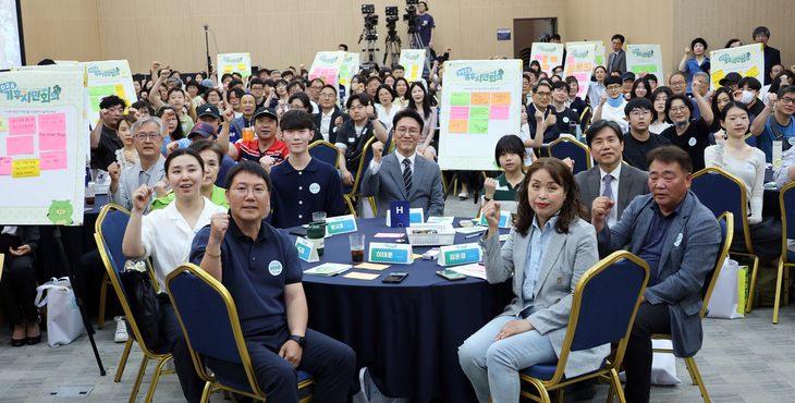 김민석 국무총리가 16일 오후 서울 강남구 역삼동 한국과학기술회관에서 열린 기후시민회의 발대식에 참석, 기념촬영을 하고 있다.