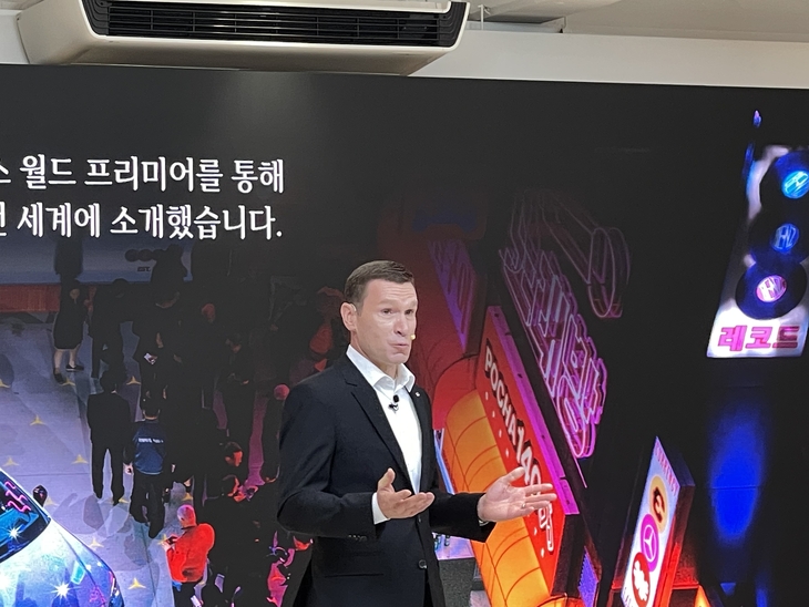19일 서울 성수동에 위치한 '메르세데스-벤츠 스튜디오 서울'에서 열린 기자간담회에서 마티아스 바이틀 메르세데스-벤츠코리아 대표이사가 올해