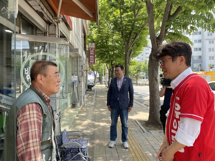 18일 경기 평택시 팽성읍 객사리에서 유의동 국민의힘 후보가 마을 주민과 인사를 나누고 있다. 사진=조하니 기자