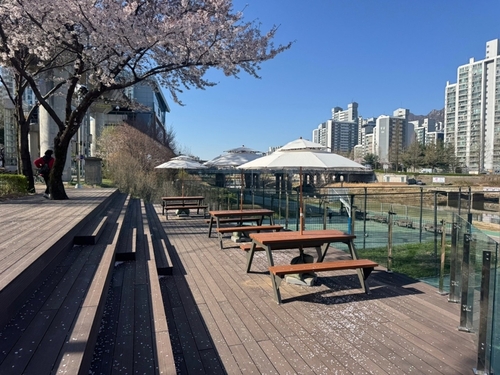 의정부시 발곡역 중랑천변 음악정원 데크쉼터 조성
