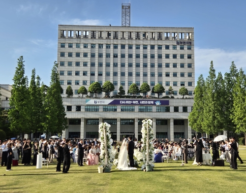 5월16일 부천시청 잔디광장에서 '시민 결혼식' 진행