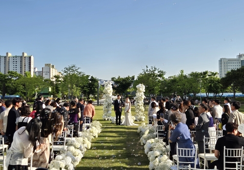 5월16일 부천시청 잔디광장에서 '시민 결혼식' 진행