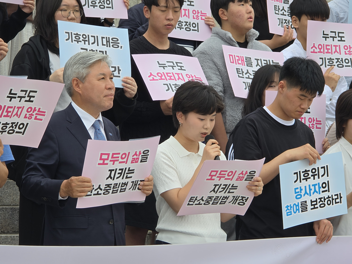 이주연 푸름꿈고등학교 1학년 학생이 국회 본관 계단에서 열린 기자회견에서 발언하고 있다. 사진= 김하연 인턴기자