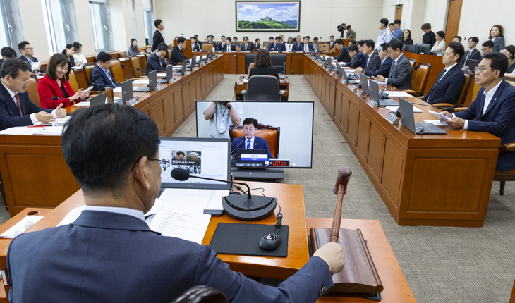 김정호 국회 기후에너지환경노동위원회 위원장이 19일 국회에서 열린 전체회의에서 신에너지 및 재생에너지 개발·이용·보급 촉진법 일부개정법률안