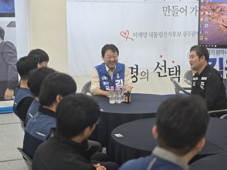 18일 평택 안중읍에서 김용남 더불어민주당 후보가 현대엘리베이터 사무직, 기술직 노동조합원들과 간담회를 진행하고 있다. 사진=김용남 더불어민주