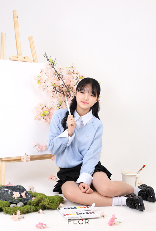 붓을 든 채 봄빛을 그려낸 정류아 모델 (사진=플로르방송제작사 키즈)