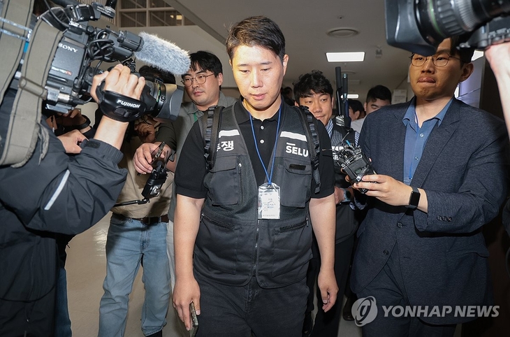 최승호 초기업노조 삼성전자지부 위원장이 20일 정부세종청사 중앙노동위원회에서 열린 3차 사후조정 회의를 마치고 이동하고 있다.