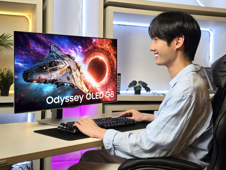 삼성전자 모델이 업계 최초 6K 초고해상도를 지원하는 게이밍 모니터 '오디세이 G8'(G80HS)을 체험하고 있다.