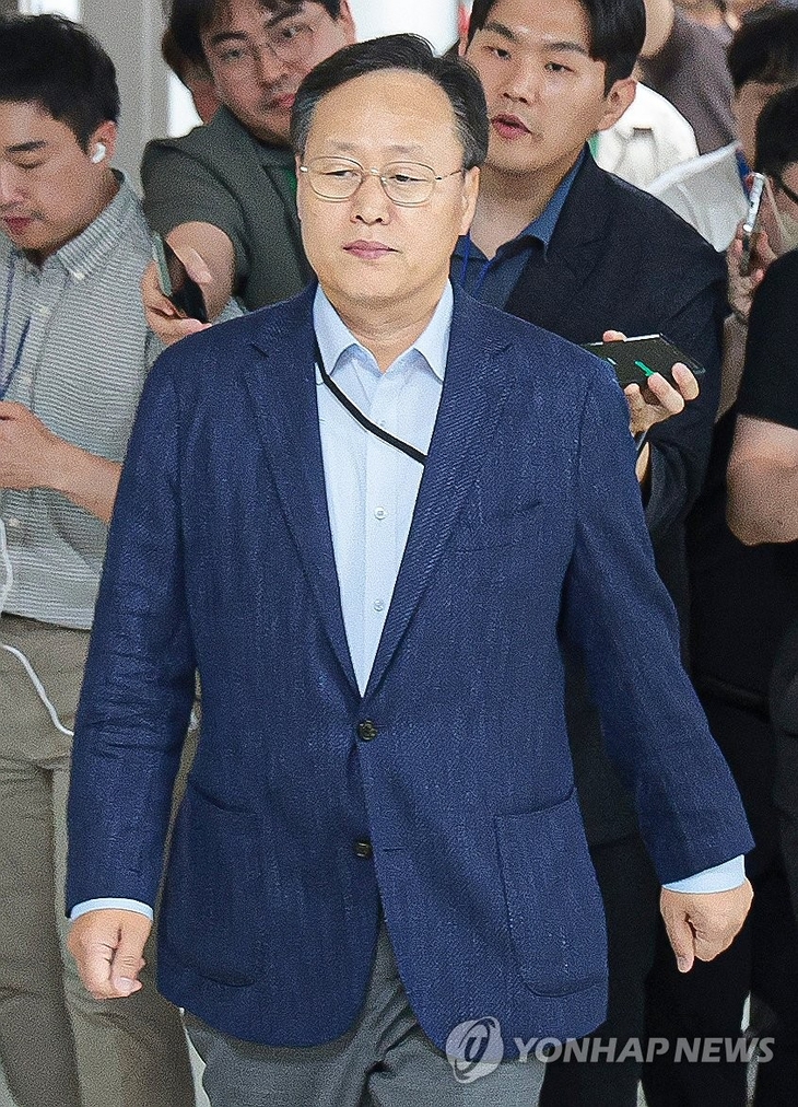 삼성전자 사측 대표교섭위원인 여명구 DS 피플팀장이 20일 정부세종청사 중앙노동위원회에서 열린 3차 사후조정 회의에 들어가고 있다.