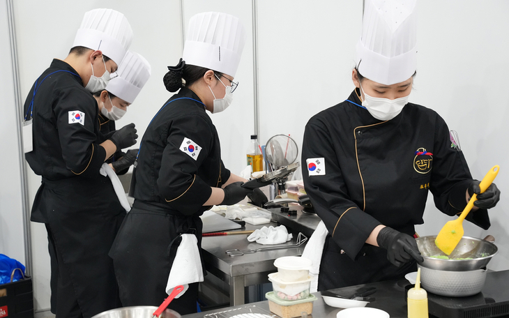 ▲ 한호전 호텔조리학과 학생들이 '2026 서울국제푸드앤테이블웨어' 대회 현장에서 조리 경연을 진행하고 있다. (사진=한호전)