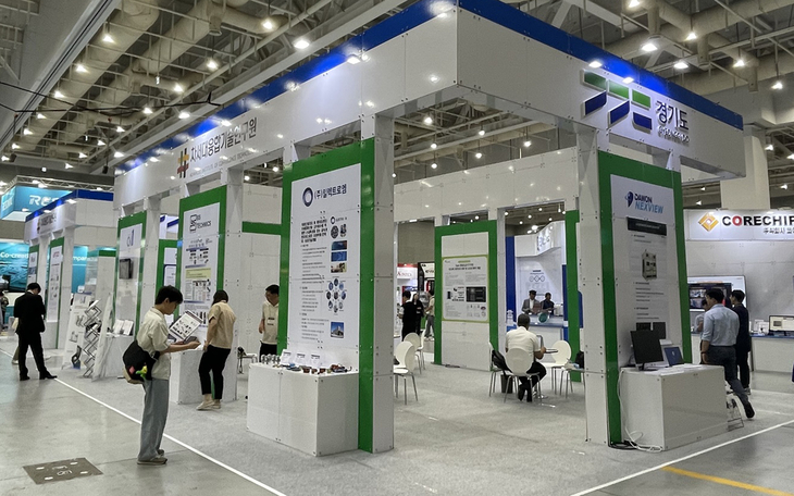▲ 수원컨벤션센터에서 개최된 '2025 차세대 반도체 패키징 산업전'에 마련된 경기도 공동관 전경. 사진=경기도청