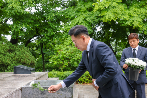 전진선 국민의힘 양평군수 후보 21일 출정식에 앞서 충혼탑 헌화