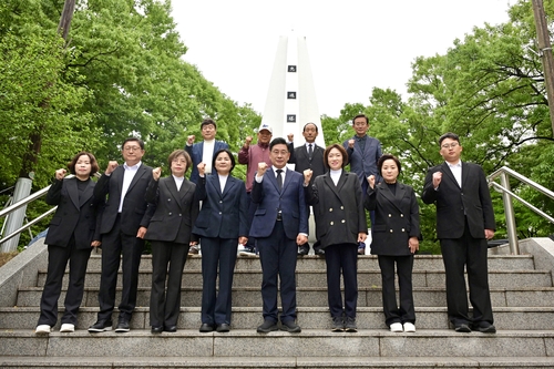 국민의힘 양평군수-경기도의원-양평군의원 후보 21일 출정식에 앞서 충혼탑 헌화