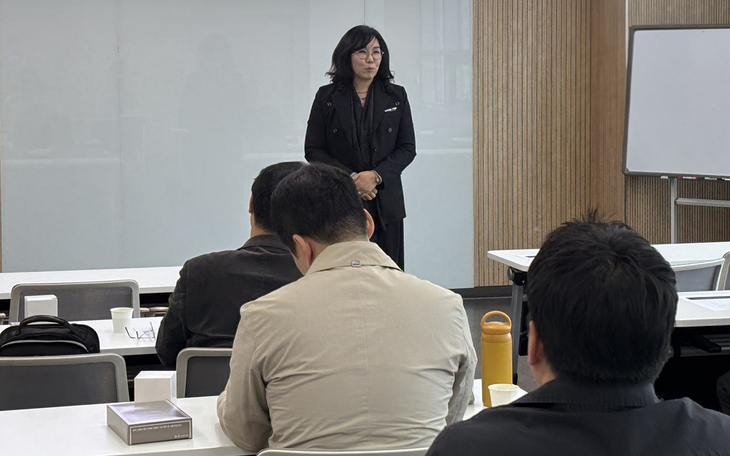 ▲ 인천 서운도서관에서 열린 '찾아가는 도서관 금융교육' 현장에서 시민들이 NPTI(재무 심리 검사)를 받고 있다. 사진=인천신용보증재단