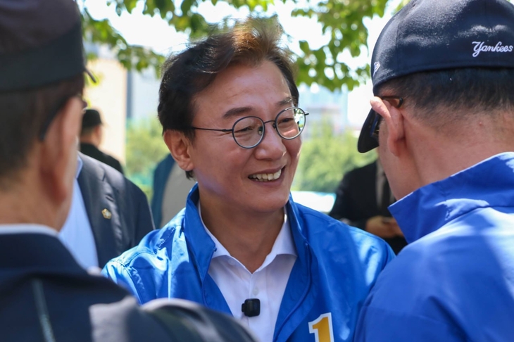 민주당 전재수 후보의 선거 활동 모습.