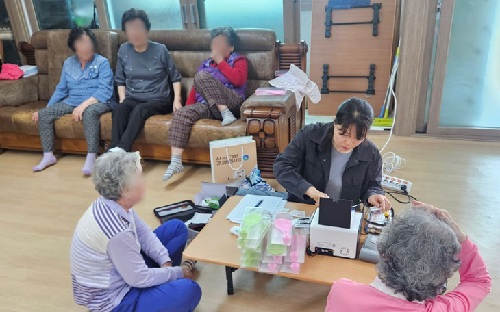 ▲ 여주시보건소 전문 인력이 건강 취약계층 어르신을 찾아가 보건 상담을 진행하고 있다. 사진=여주시보건소