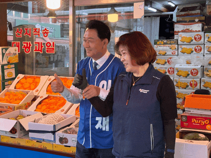 지난 21일 겅기도 하남 덕풍시장에서 열린 출정식에서 이광재 더불어민주당 하남갑 후보가 시민과 인사를 하고 있다. 사진=김나현 기자, 이동윤 인턴기자
