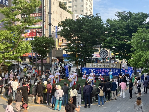 부천시 역곡역남부광장(5월9일)에서 진행된 한국문화예술교육연구원의 진도북놀이 공연