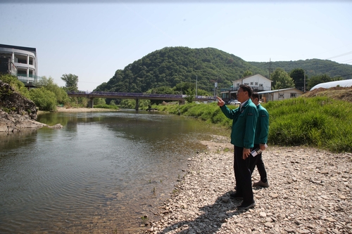 김상수 남양주시장 권한대행(부시장) 22일 가양초등학교 통학로 확장공사 현장점검
