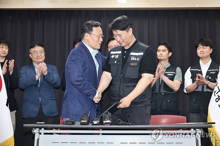20일 경기도 수원시 장안구 경기고용노동청에서 열린 삼성전자 임금협상을 마친 후 여명구 삼성전자 DS 피플팀장(왼쪽)과 최승호 삼성그룹 초기업노동