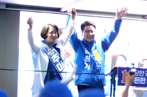 김원기 더불어민주당 의정부시장 후보-추미애 경기도지사 후보(왼쪽) 22일 민락2지구 로데오거리에서 합동유세