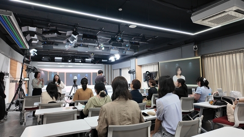 부천시일드림센터 유한대학교 스튜디오에서 쇼호스트와 이커머스 창업가 양성 실습 교육 진행