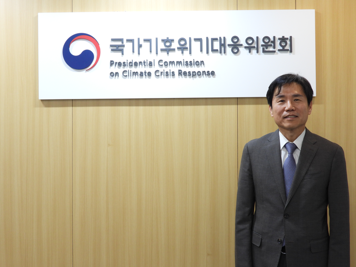이창훈 위원장이 지난 15일 에너지경제신문과 인터뷰하고 기념촬영하고 있다. 사진= 이원희 기자