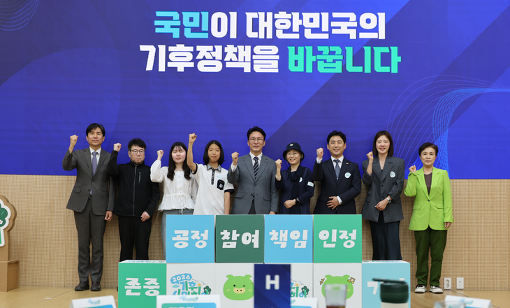 이창훈 위원장(왼쪽 첫번째)이 김민석 국무총리(왼쪽 다섯번째)와 지난 16일 서울 한국과학기술회관에서 열린 '기후시민회의' 발대식에서 시민들과