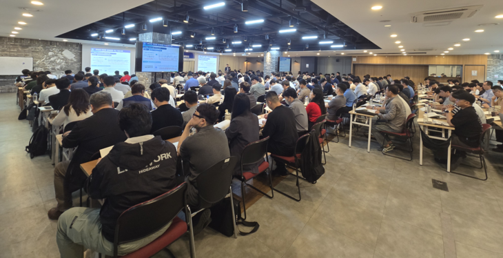 한국에너지공단이 26일 서울 강남구 스페이스쉐어 삼성역센터에서 '2026년 상반기 태양광 고정가격계약 경쟁입찰 종합설명회'를 개최하고 있다. 사