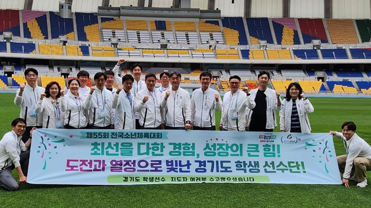 ▲ '제55회 전국소년체육대회'에서 우수한 성적을 거둔 경기도 학생선수단 지도자 및 도교육청 관계자들이 기념 촬영을 하고 있다. 제공=경기도교육
