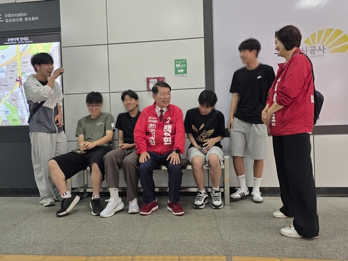백경현 국민의힘 구리시장 후보 청소년들과 담소