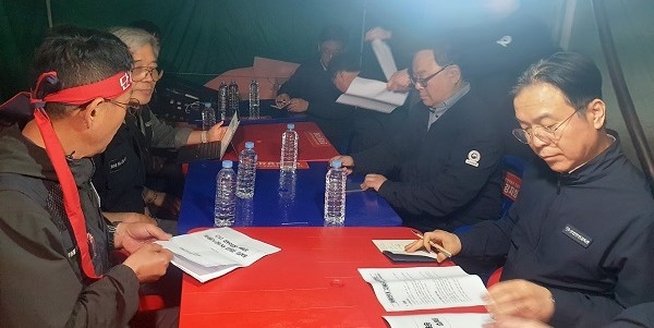 김영훈 장관, CU 진주물류센터 화물연대 집회 현장 방문