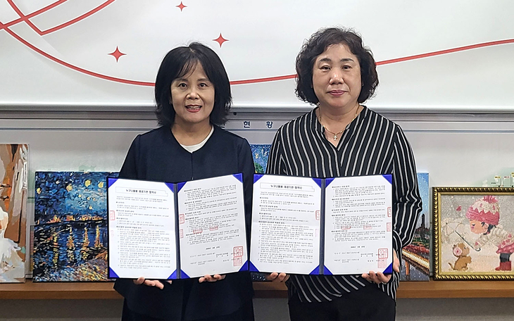 ▲ 이영숙 성남요양원장(왼쪽)과 김순신 성남시 복지국장이 사는 집에서 통합돌봄 지원 협약을 체결했다. 제공=성남시
