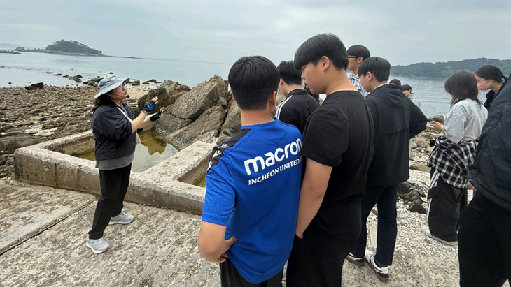 ▲ 도서지역 해양생태 체험 프로그램에 참여해 덕적도 해안가에서 해양 생태계를 탐구하는 학생들. 제공=인천남부교육지원청