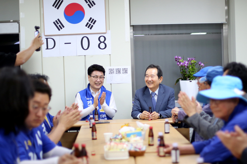 정세균 전 국무총리(가운데 오른쪽) 26일 김원기 더불어민주당 의정부시장 후보 선거 캠프 지원 방문