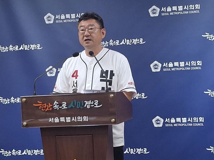 박상혁 개혁신당 서울시의원 후보가 28일 서울시의회에서 기자회견을 열고 김지훈 국민의힘 서울시의원 후보의 사퇴를 촉구하고 있다. 사진=박상혁 후